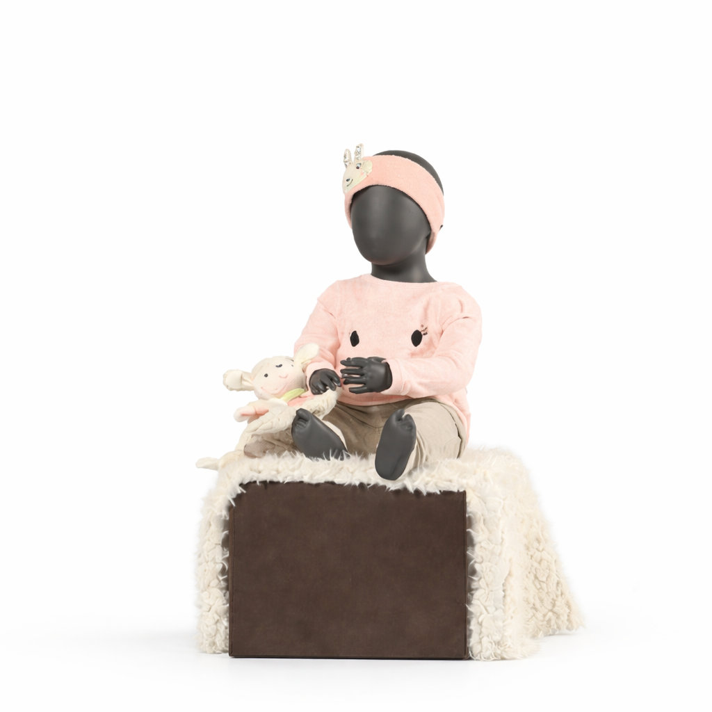 Mannequin bébé assis abstrait