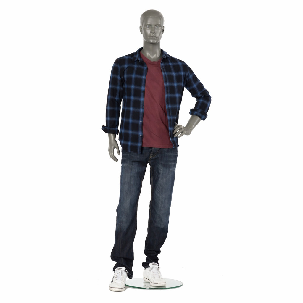 Mannequin homme main sur la hanche