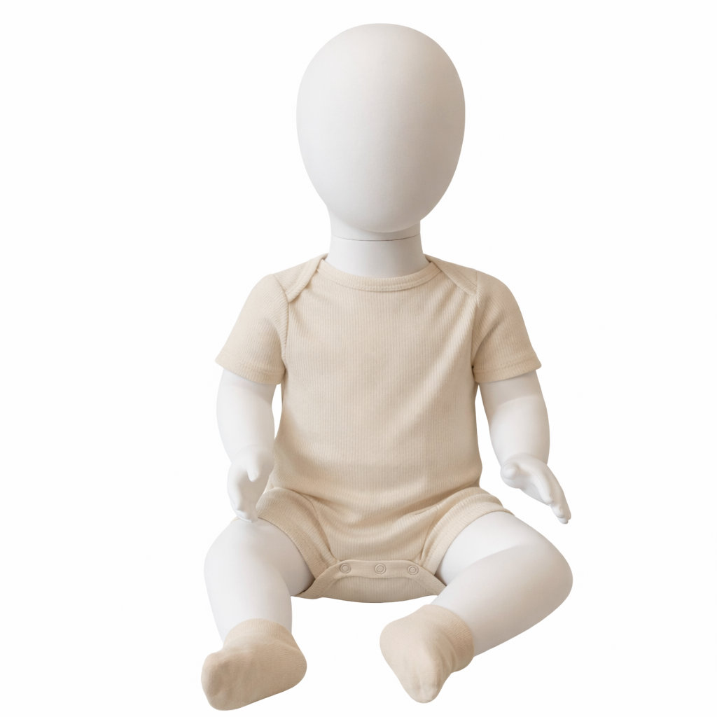 Mannequin bébé avec tête abstraite