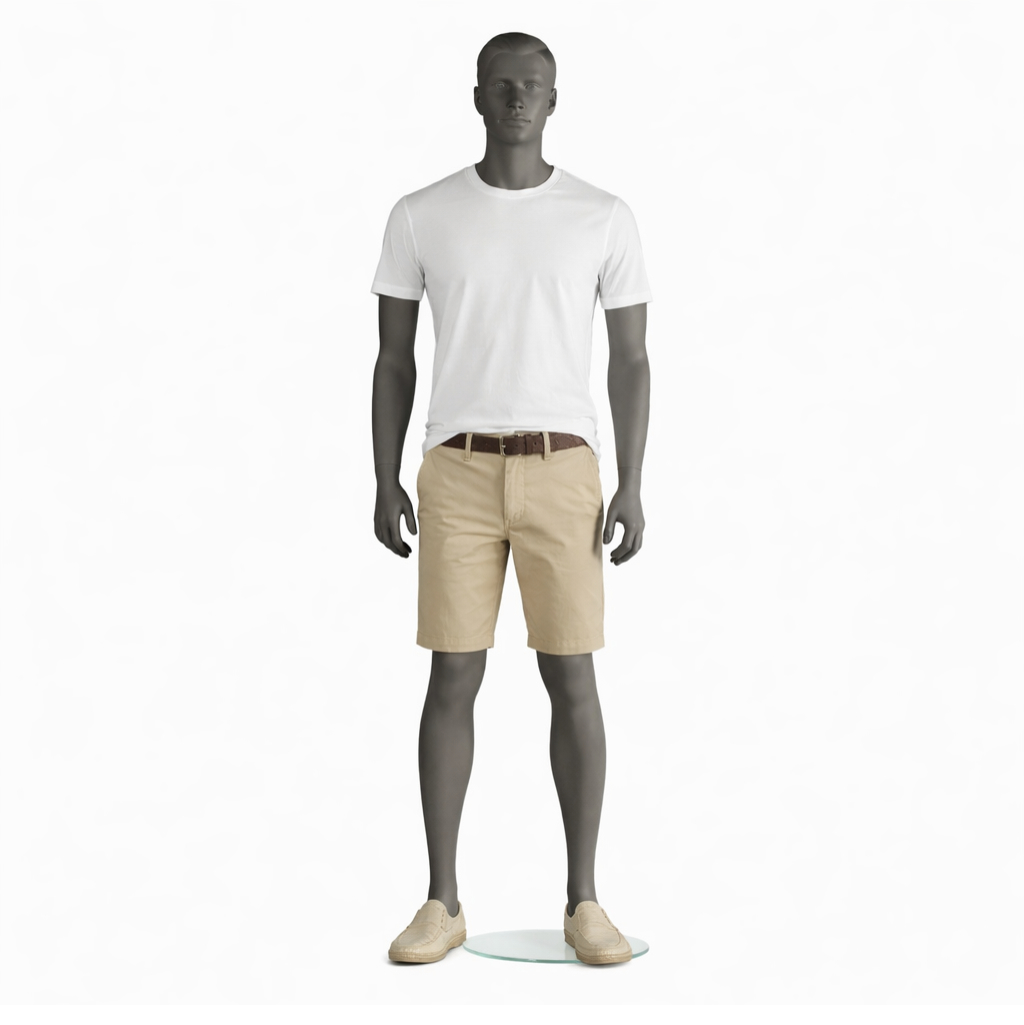 Mannequin homme, tête ovale, main droite sur la hanche, jambe gauche légèrement pliée Mannequin homme, tête ovale, main droite sur la hanche, jambe gauche légèrement pliée