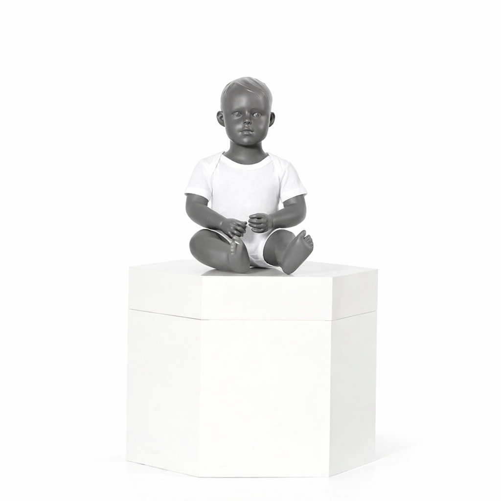 Mannequin bébé assis, gris